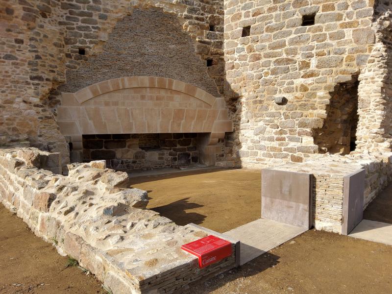 Restauration de cuisine du Château du Guildo avec ajout d'une nouvelle cheminée.