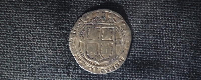Mobilier archéologique : pièce de monnaie frappé au mexique et datant de 1537, retrouvée lors des fouilles archéologiques programmées au Château du Guildo.